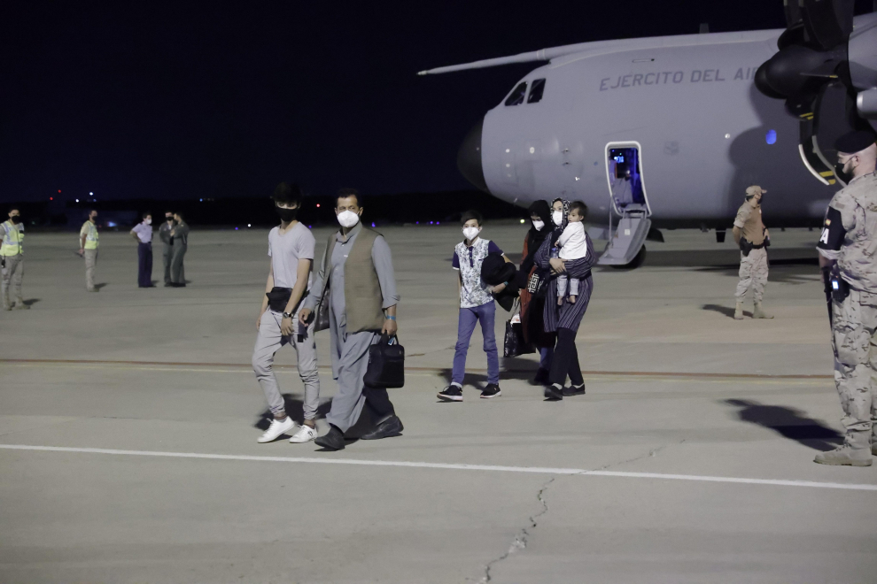 Los primeros repatriados de Afganistan llegan a la base aérea de Torrejón de Ardoz, en Madrid.