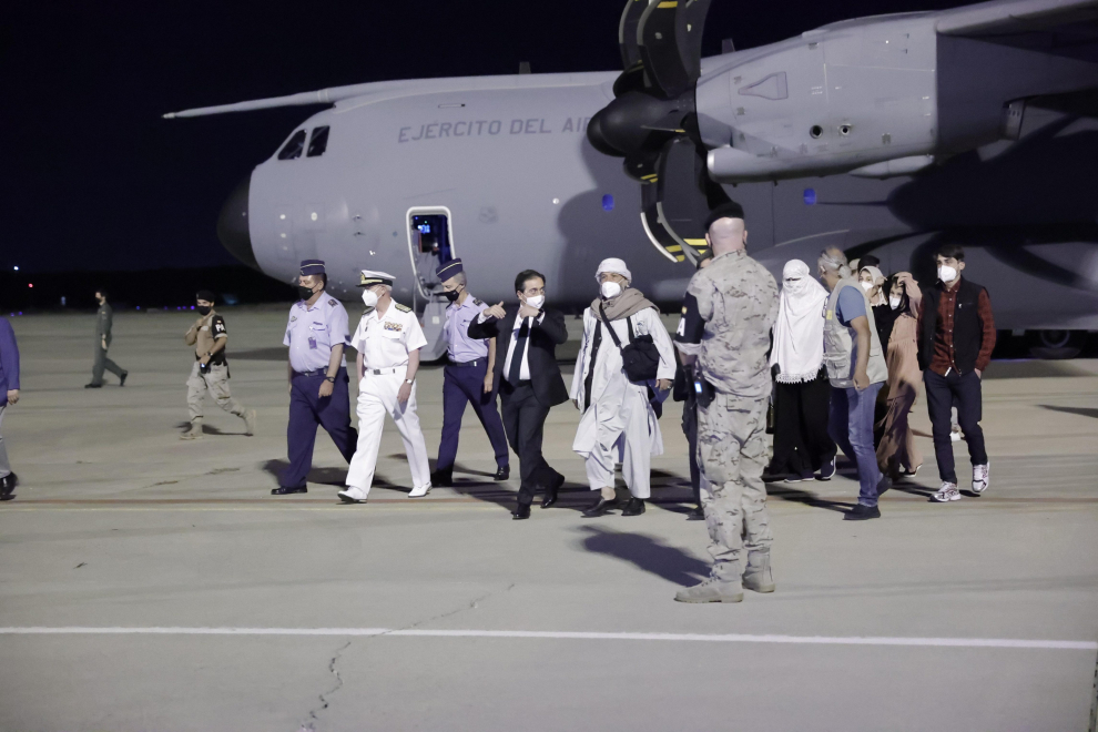 Los primeros repatriados de Afganistan llegan a la base aérea de Torrejón de Ardoz, en Madrid.