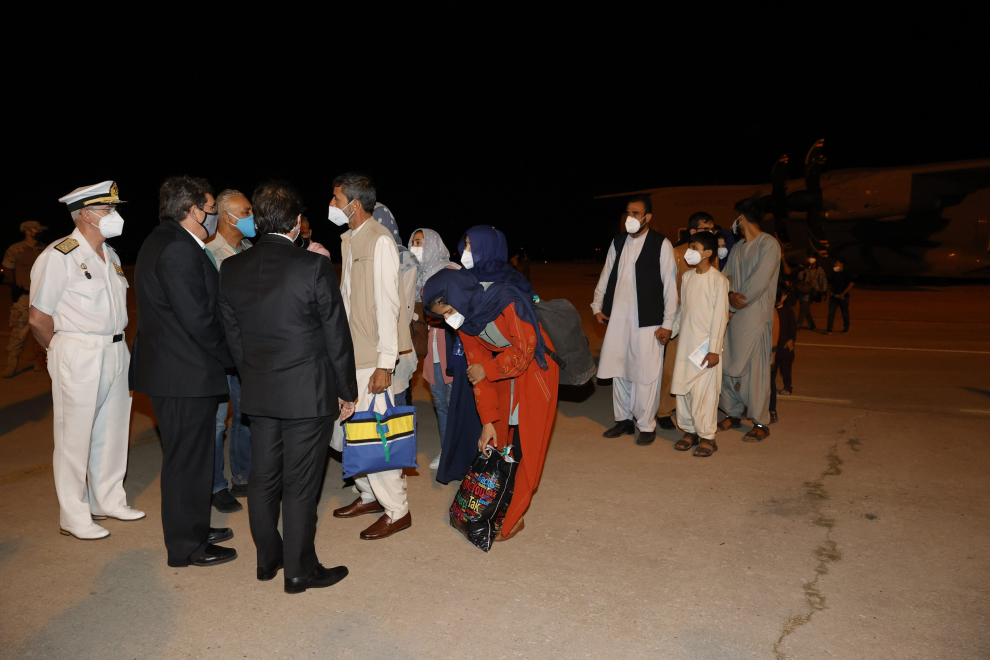 Los primeros repatriados de Afganistan llegan a la base aérea de Torrejón de Ardoz, en Madrid.