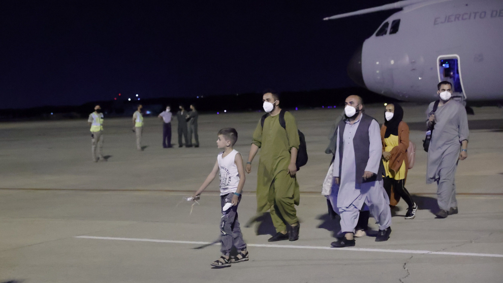 Los primeros repatriados de Afganistan llegan a la base aérea de Torrejón de Ardoz, en Madrid.