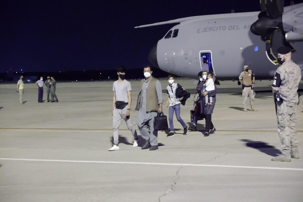 Los primeros repatriados de Afganistan llegan a la base aérea de Torrejón de Ardoz, en Madrid.