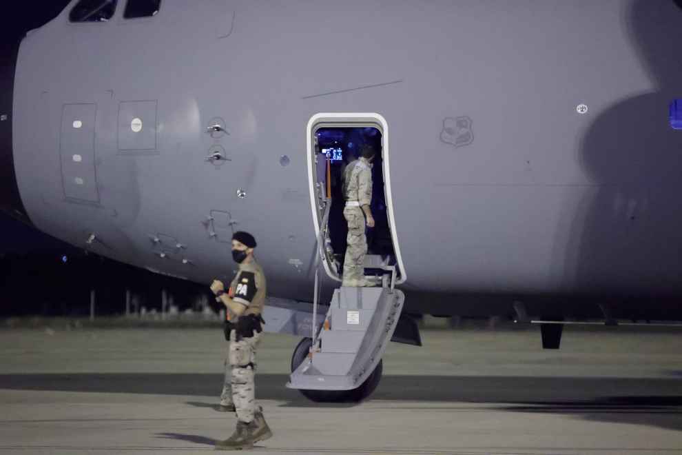 Los primeros repatriados de Afganistan llegan a la base aérea de Torrejón de Ardoz, en Madrid.