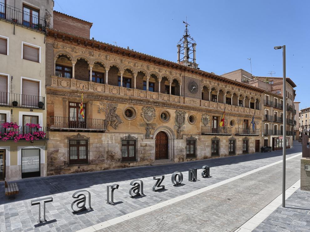Un paseo por la capital del Queiles no debe dejar pasar un parada en su plaza de España para admirar la belleza de la fachada del Ayuntamiento.