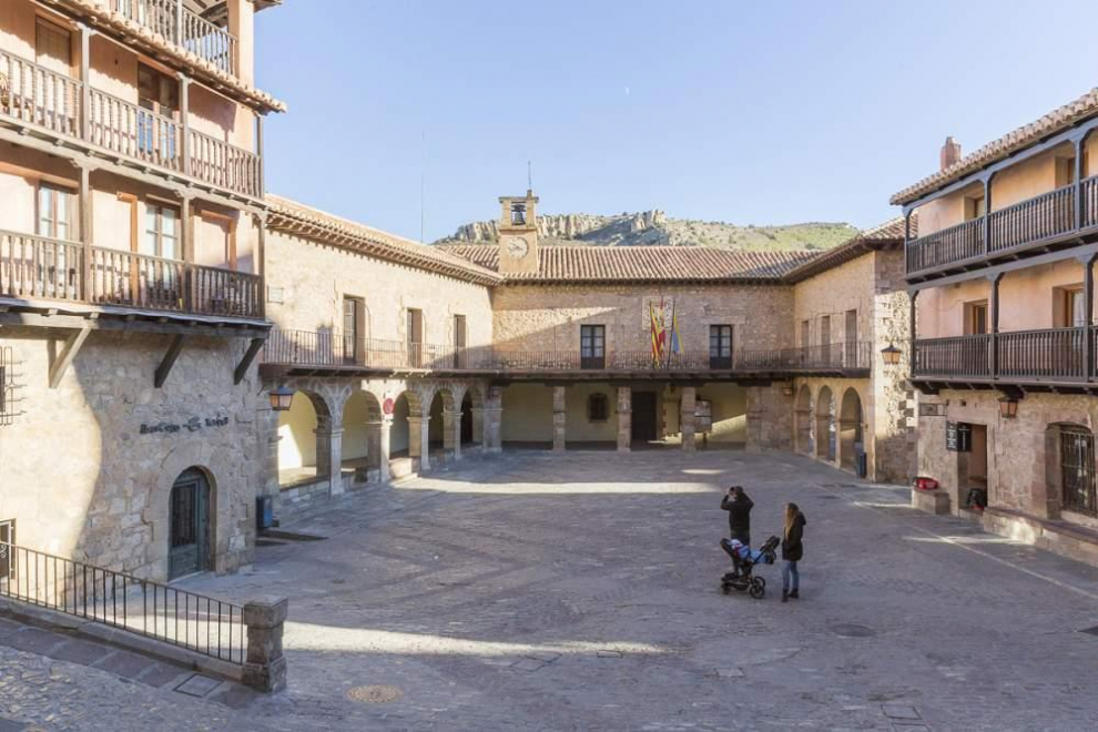 Junto con el casco histórico, la plaza de Albarracín es uno de los puntos más bellos de la localidad turolense gracias a sus elementos arquitectónicos como el Ayuntamiento del XIV , los arcos de medio punto y el balconaje que recorre toda la fachada.