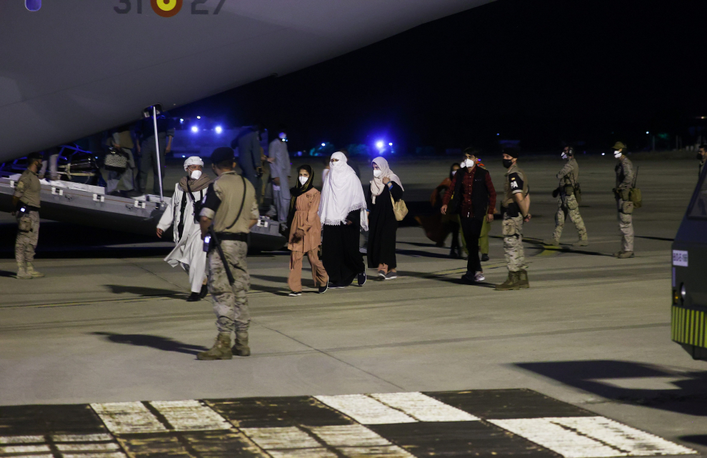 Spanish and Afghan citizens who were evacuated from Kabul arrive at Torrejon airbase in Torrejon de Ardoz, outside Madrid, August 19, 2021. REUTERS/Juan Medina[[[REUTERS VOCENTO]]] AFGHANISTAN-CONFLICT/SPAIN