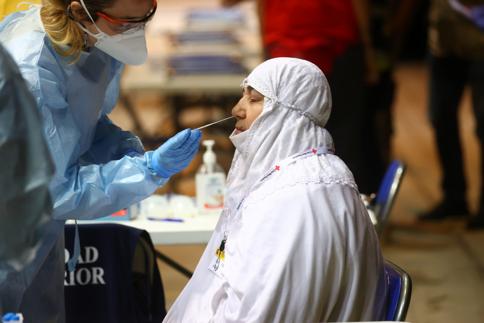 Coronavirus disease (COVID-19) tests are conducted for Spanish and Afghan citizens who arrived at Torrejon airbase after evacuating from Kabul, in Torrejon de Ardoz, outside Madrid, August 19, 2021. REUTERS/Juan Medina[[[REUTERS VOCENTO]]] AFGHANISTAN-CONFLICT/SPAIN