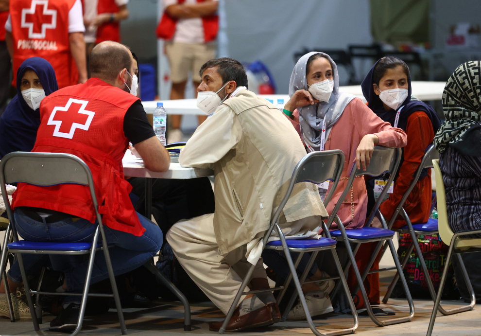 Spanish Red Cross conduct coronavirus disease (COVID-19) tests for Spanish and Afghan citizens who arrived at Torrejon airbase after evacuating from Kabul, in Torrejon de Ardoz, outside Madrid, August 19, 2021. REUTERS/Juan Medina[[[REUTERS VOCENTO]]] AFGHANISTAN-CONFLICT/SPAIN