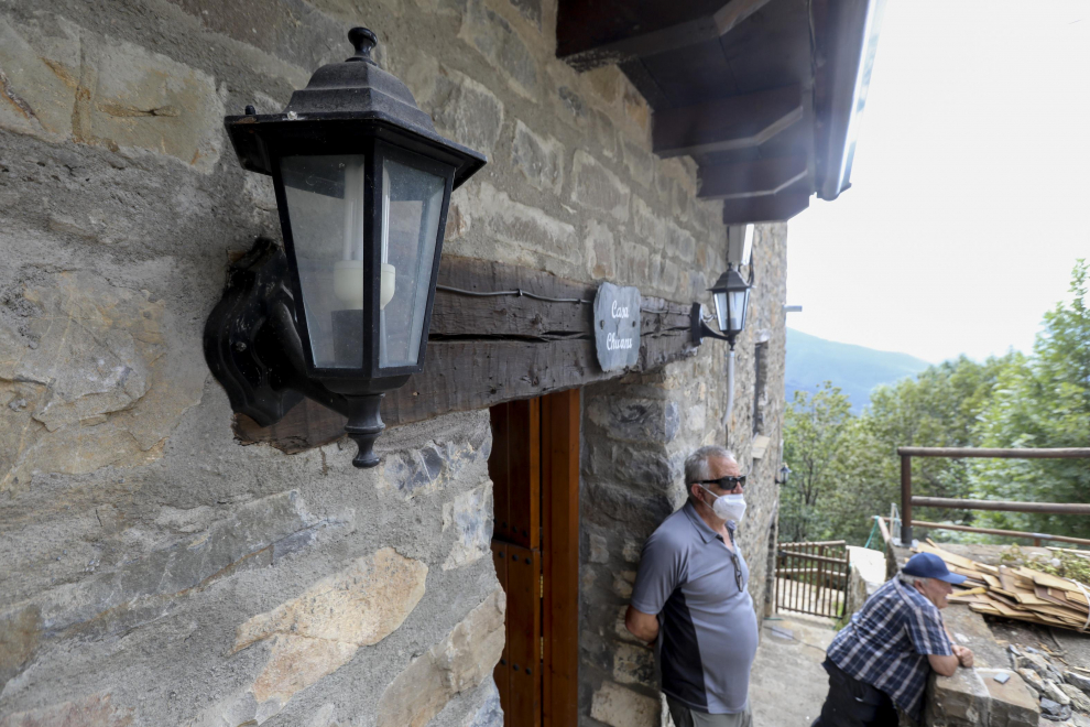 Unas lámparas en el exterior de la casa, listas para ser alumbradas.