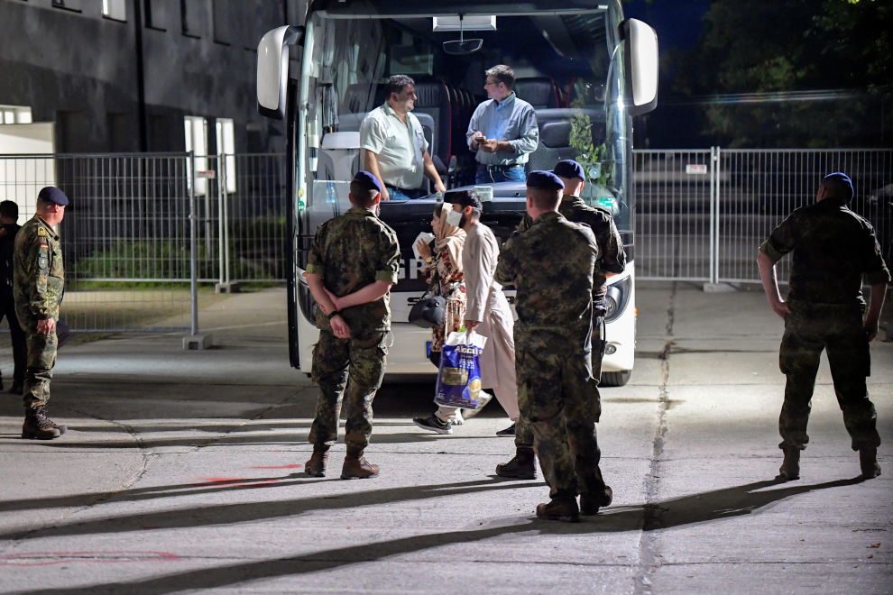 People who were evacuated from Kabul, Afghanistan prepare to alight from a bus after arriving in Doberlug-Kirchhain, Germany, August 20, 2021. REUTERS/Matthias Rietschel[[[REUTERS VOCENTO]]] AFGHANISTAN-CONFLICT/GERMANY EVACUEES