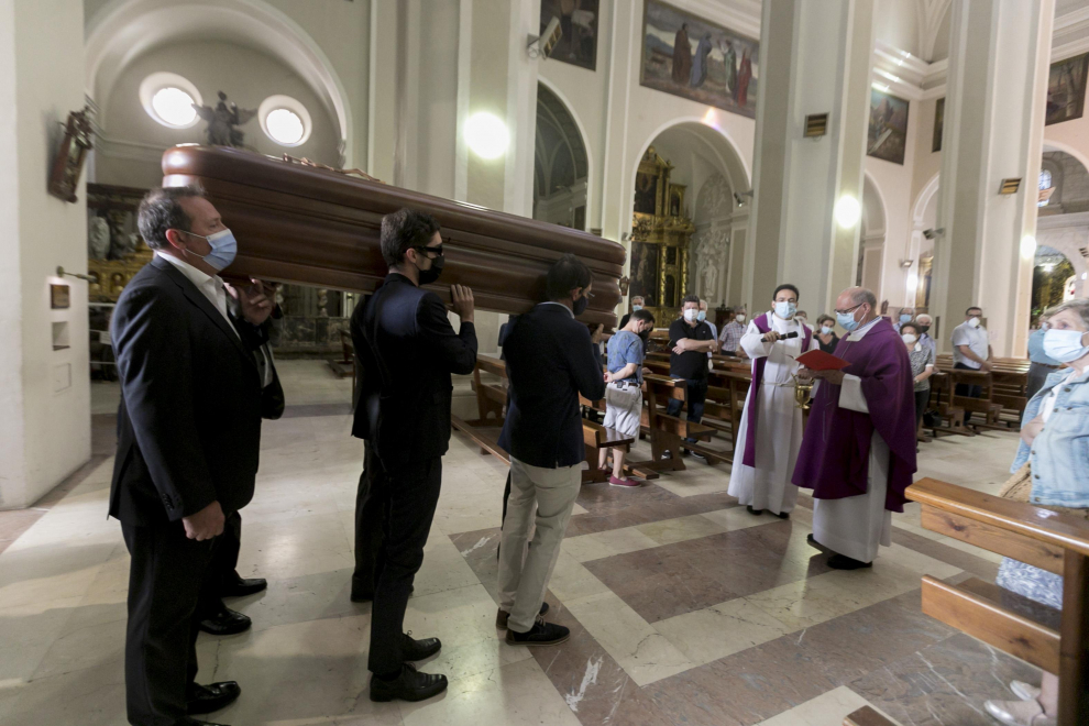 Representantes políticos de distintos partidos han acompañado a los familiares y allegados de Enrique Sánchez Carrasco en el funeral celebrado en la Basílica de San Lorenzo de Huesca.