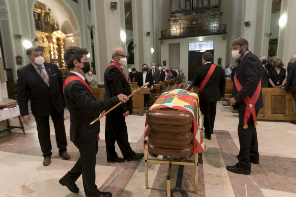 Representantes políticos de distintos partidos han acompañado a los familiares y allegados de Enrique Sánchez Carrasco en el funeral celebrado en la Basílica de San Lorenzo de Huesca.