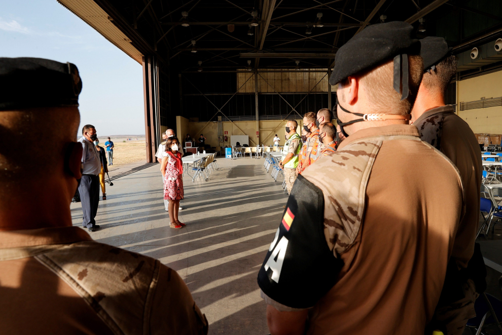 Margarita Robles visita la base de Torrejón, a donde llegan los evacuados de Afganistán