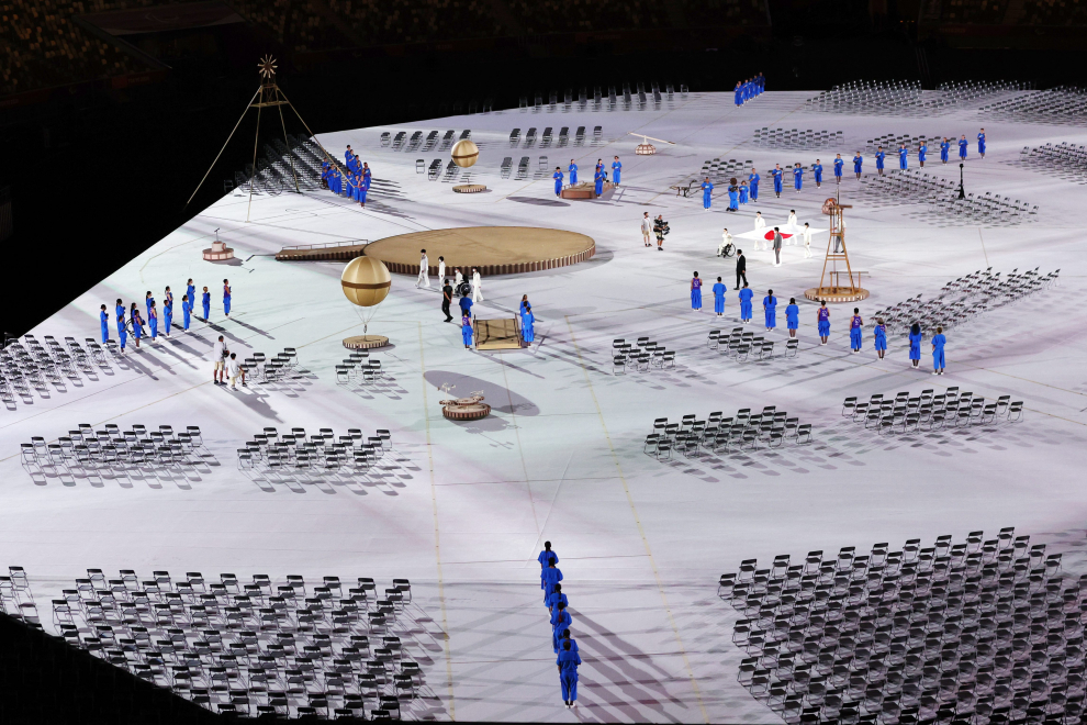 Tokyo 2020 Paralympic Games - The Tokyo 2020 Paralympic Games Opening Ceremony - Olympic Stadium, Tokyo, Japan - August 24, 2021. Healthcare workers present the Japanese flag REUTERS/Bernadett Szabo[[[REUTERS VOCENTO]]] PARALYMPICS-2020/CEREMONY