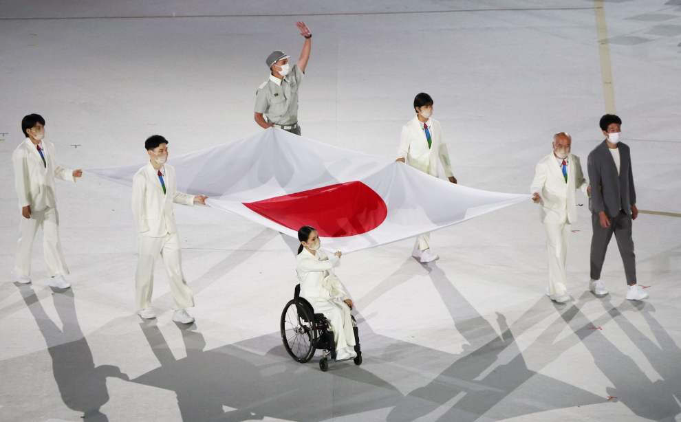 Tokyo 2020 Paralympic Games - The Tokyo 2020 Paralympic Games Opening Ceremony - Olympic Stadium, Tokyo, Japan - August 24, 2021. The Japanese national flag is carried ahead of being raised during the opening ceremony. REUTERS/Molly Darlington[[[REUTERS VOCENTO]]] PARALYMPICS-2020/CEREMONY