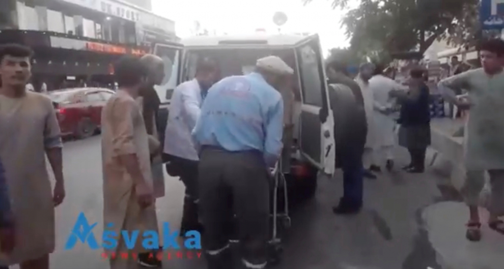Personas heridas en las inmediaciones del hospital de Kabul