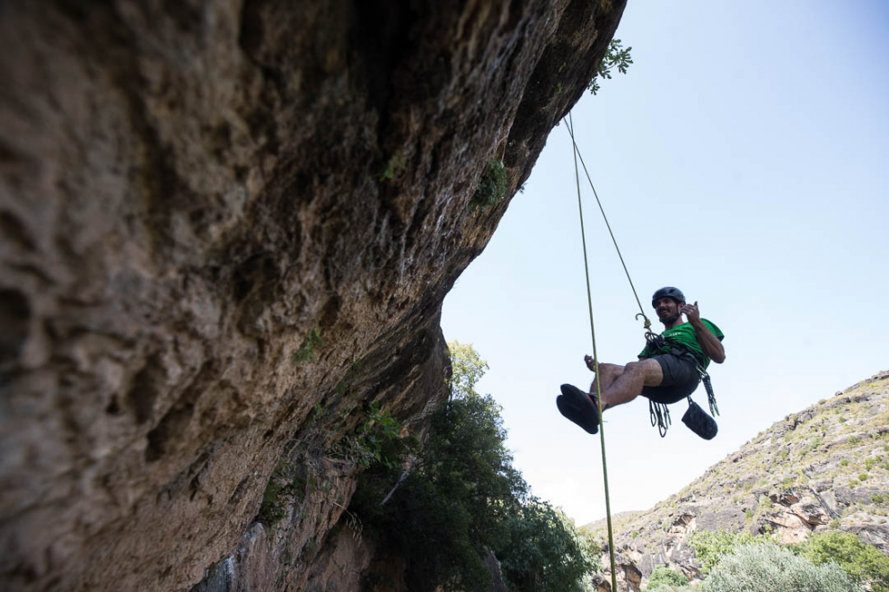 Roberto Sisamón, guía y fundador de Cara Oculta, escalando en  el Tocho de Entrada 7A Cabrón de Trasobares