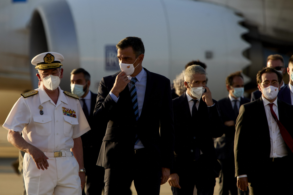 Pedro Sánchez y varios ministros, durante una visita a la Base Aérea de Torrejón para recibir un vuelo de repatriación desde Afganistán