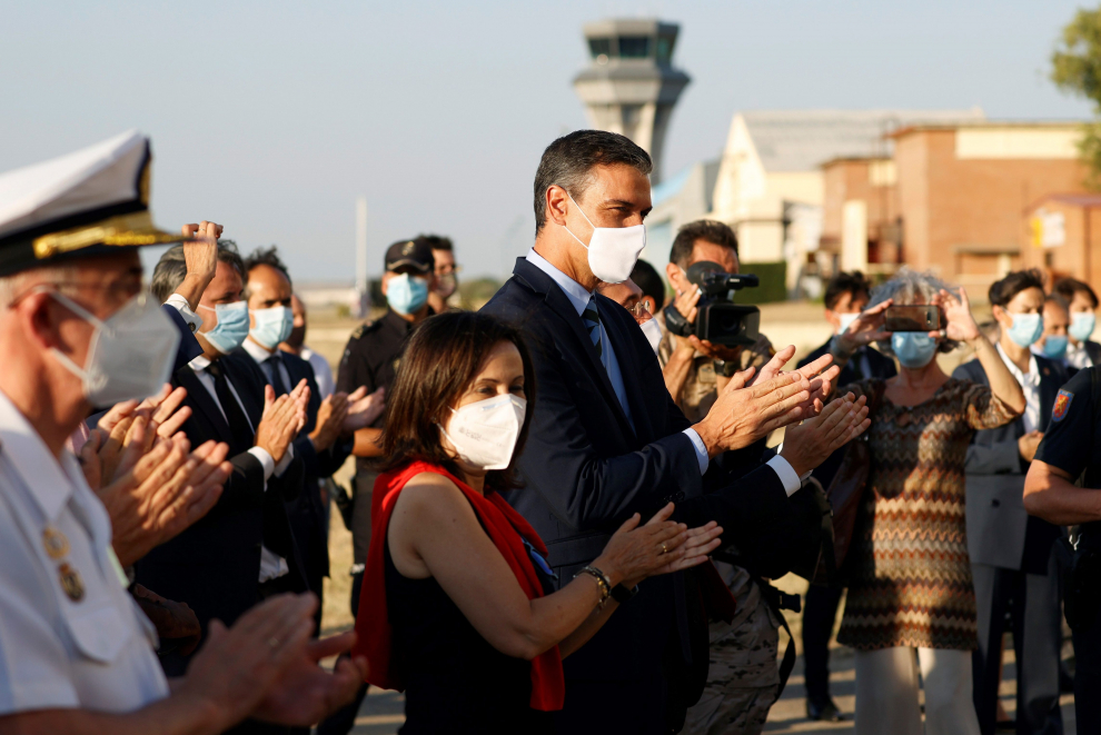 Pedro Sánchez y varios ministros, durante una visita a la Base Aérea de Torrejón para recibir un vuelo de repatriación desde Afganistán