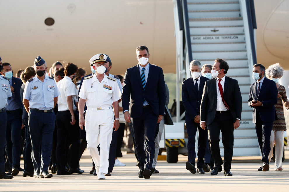 Pedro Sánchez y varios ministros, durante una visita a la Base Aérea de Torrejón para recibir un vuelo de repatriación desde Afganistán