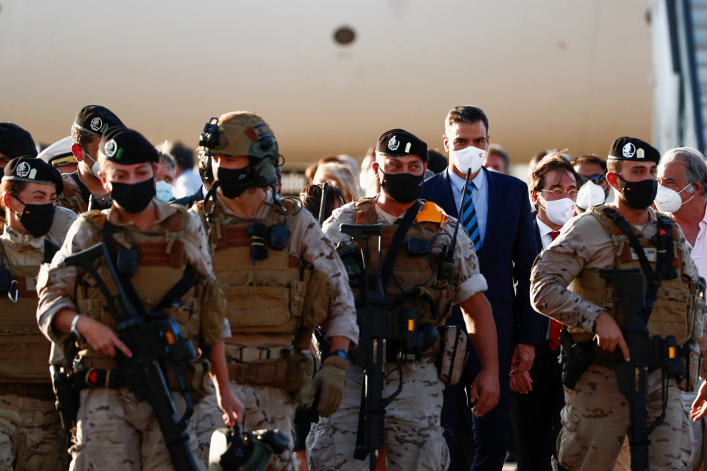 Pedro Sánchez y varios ministros, durante una visita a la Base Aérea de Torrejón para recibir un vuelo de repatriación desde Afganistán