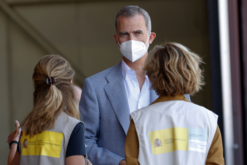 El rey Felipe VI y el presidente del Gobierno, Pedro Sánchez, visitan el centro de acogida temporal en la base de Torrejón de Ardoz
