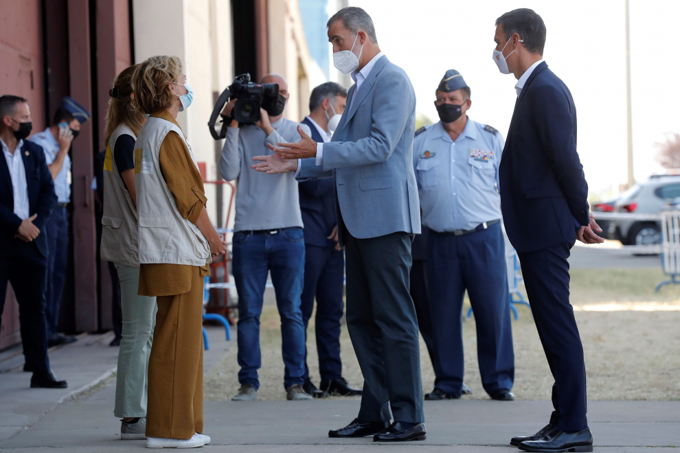 El rey Felipe VI y el presidente del Gobierno, Pedro Sánchez, visitan el centro de acogida temporal en la base de Torrejón de Ardoz