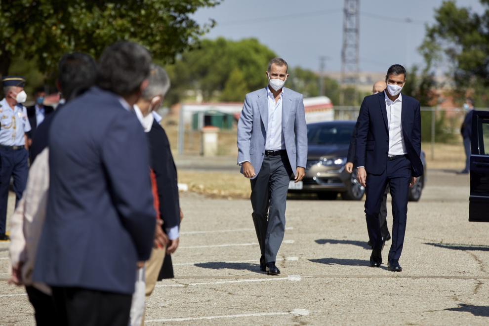 El rey Felipe VI y el presidente del Gobierno, Pedro Sánchez, visitan el centro de acogida temporal en la base de Torrejón de Ardoz