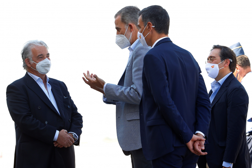 El rey Felipe VI y el presidente del Gobierno, Pedro Sánchez, visitan el centro de acogida temporal instalado en la base de Torrejón de Ardoz con motivo de la operación de repatriación desde Afganistán.