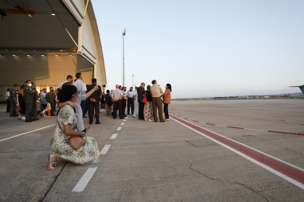 La ministra Margarita Robles recibe en la Base Aérea de Zaragoza a los últimos militares que han participado en la repatriación de Afganistán.