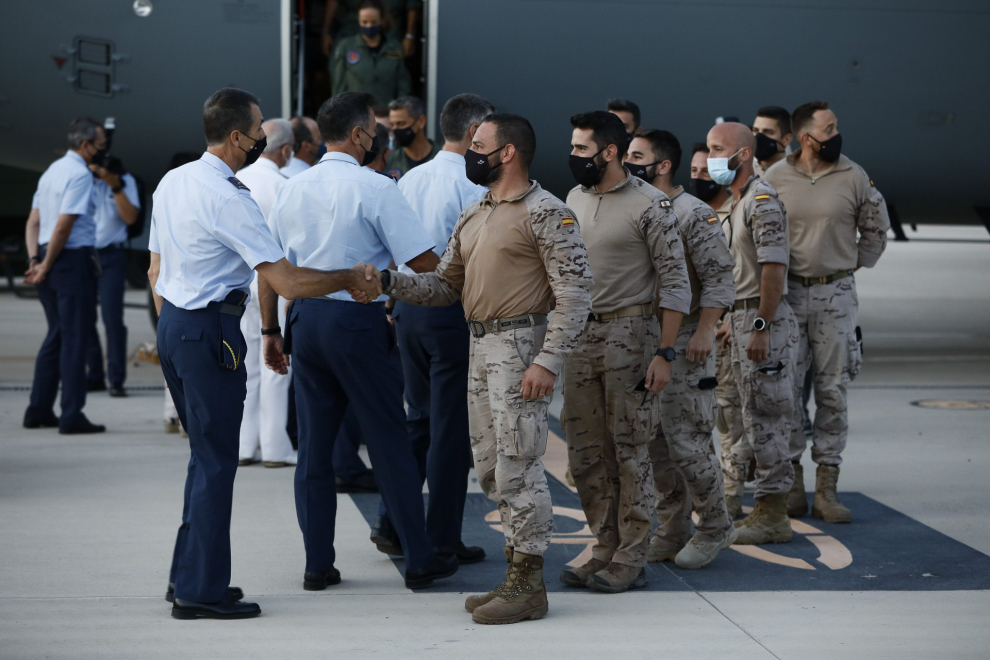 La ministra Margarita Robles recibe en la Base Aérea de Zaragoza a los últimos militares que han participado en la repatriación de Afganistán.