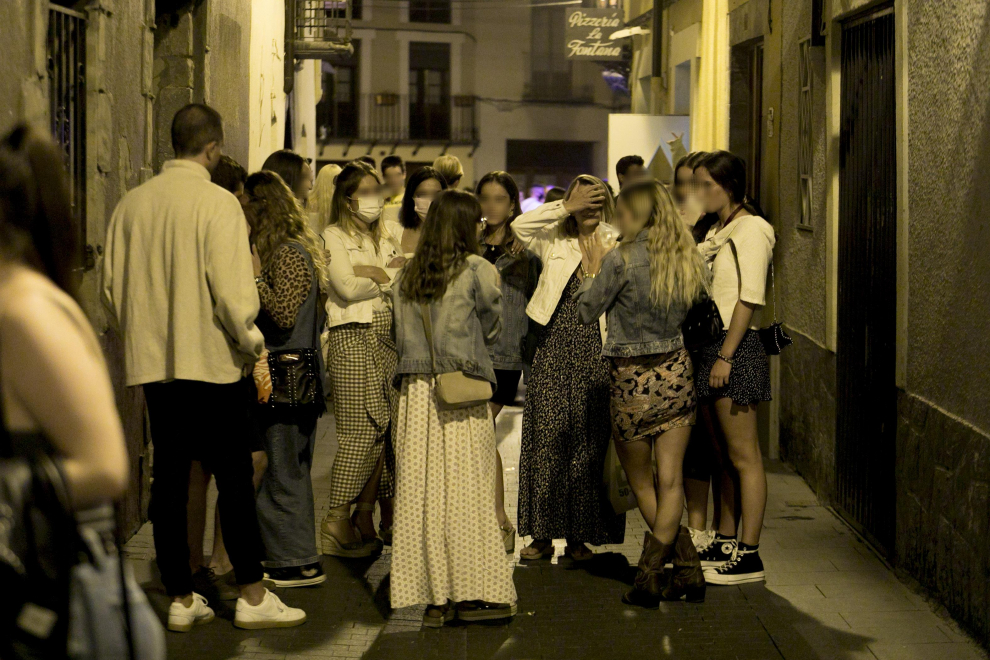 La gente reunida en el exterior de los bares a las 12:30 en la calle Gil Berges.