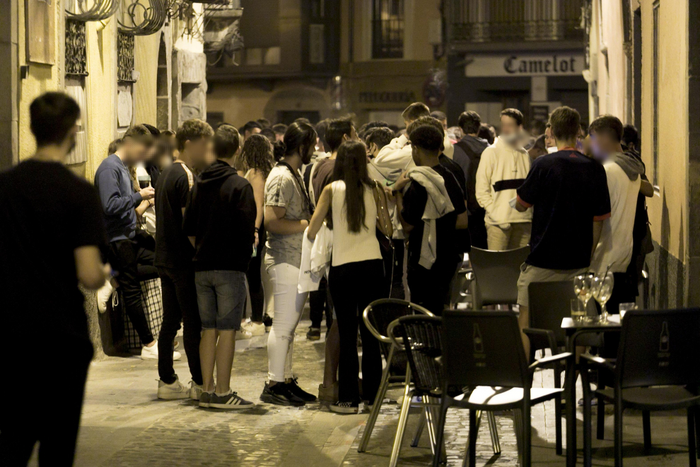 La gente reunida en el exterior de los bares a las 12:30 en la calle Bellido.