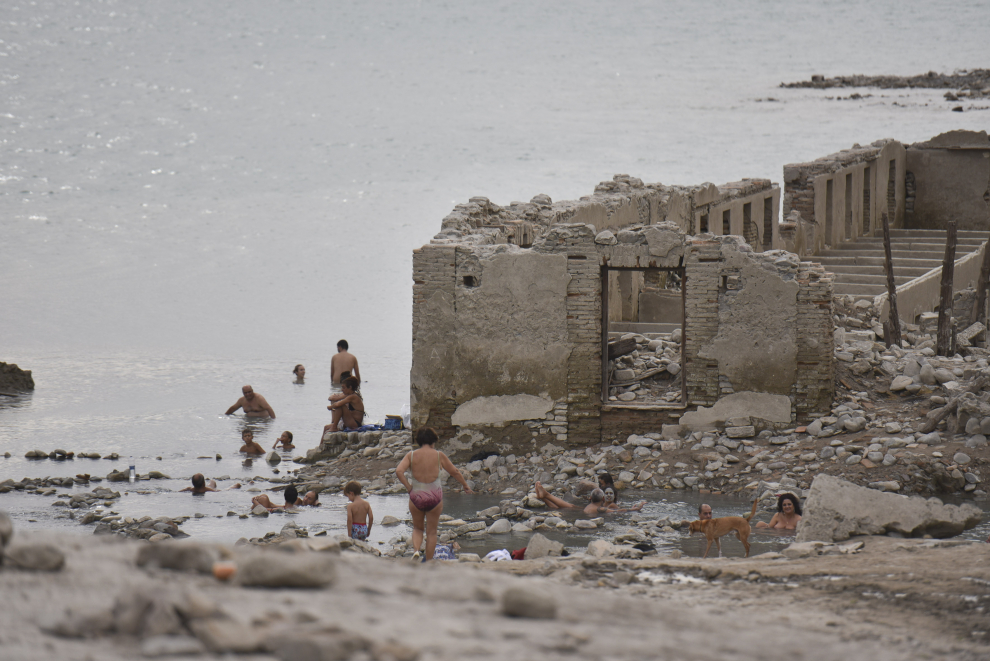 El descenso del nivel del embalse de Yesa permite bañarse estos días en las antiguas termas romanas de Tiermas.