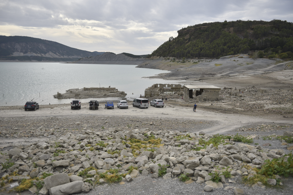 El descenso del nivel del embalse de Yesa permite bañarse estos días en las ruinas de los antiguos baños romanos de Tiermas.