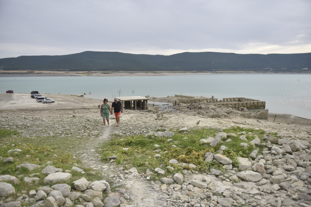 El descenso del nivel del embalse de Yesa permite bañarse estos días en las ruinas de los antiguos baños romanos de Tiermas.