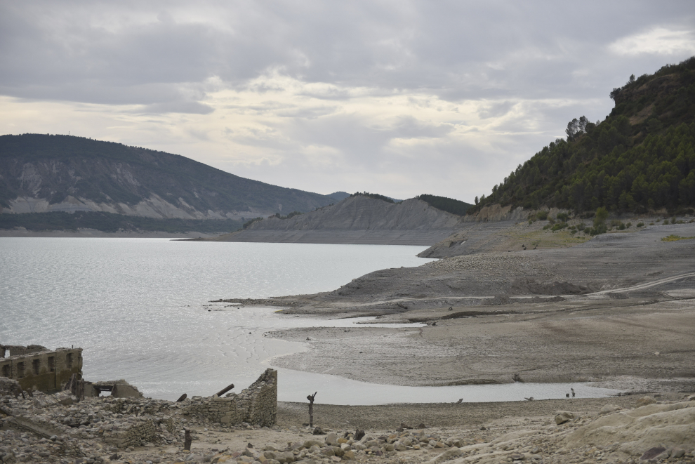 El descenso del nivel del embalse de Yesa permite bañarse estos días en las ruinas de los antiguos baños romanos de Tiermas.