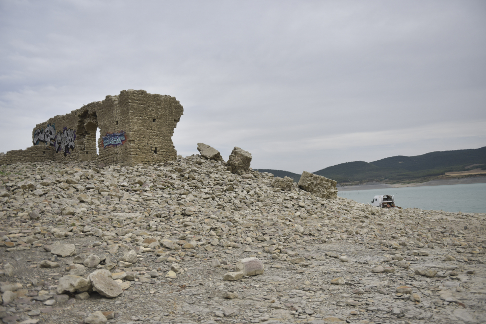 El descenso del nivel del embalse de Yesa permite bañarse estos días en las ruinas de los antiguos baños romanos de Tiermas.