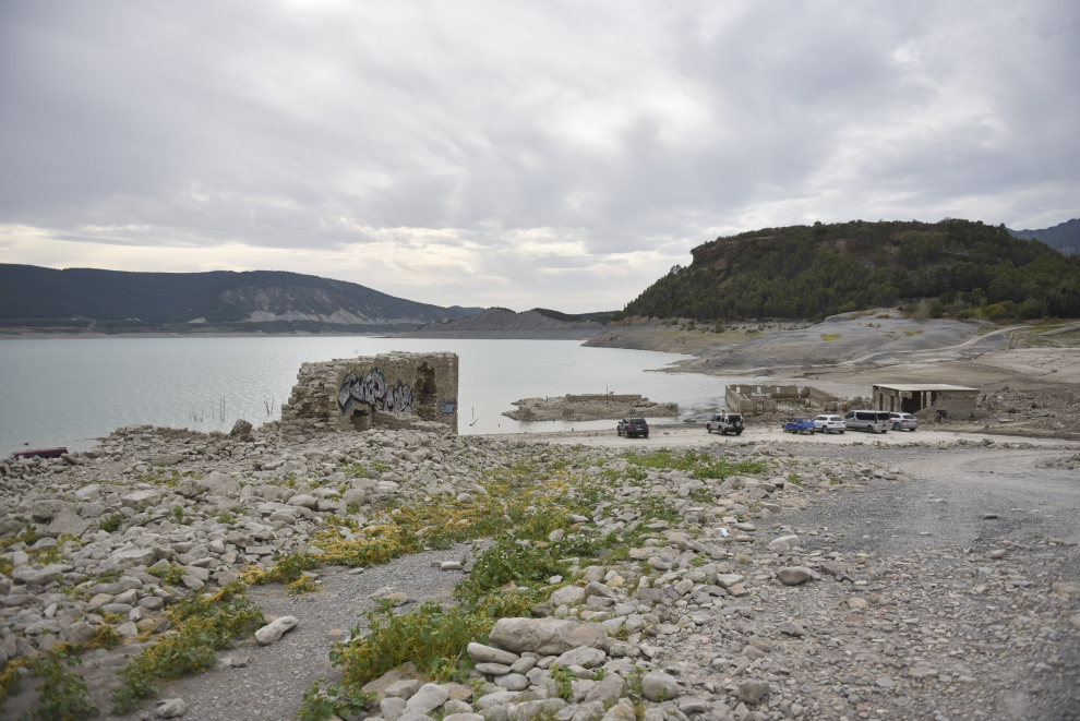 El descenso del nivel del embalse de Yesa permite bañarse estos días en las ruinas de los antiguos baños romanos de Tiermas.