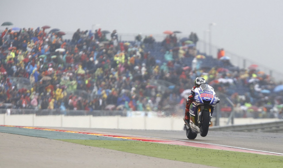 El circuito alcañizano cumplió el año pasado una década desde su primer Gran Premio de moto GP, la competición más prestigiosa del mundo del motor, en el que venció Casey Stoner. Desde entonces, Dani Pedrosa, Jorge Lorenzo y Marc Márquez se han repartido la gloria esta década, siendo este último el que más victorias acumula. Repasamos algunos los mejores momentos que nos han dejado estos once años a todo gas en Alcañiz, que este fin de semana aspira a reunir a 20.000 aficionados.