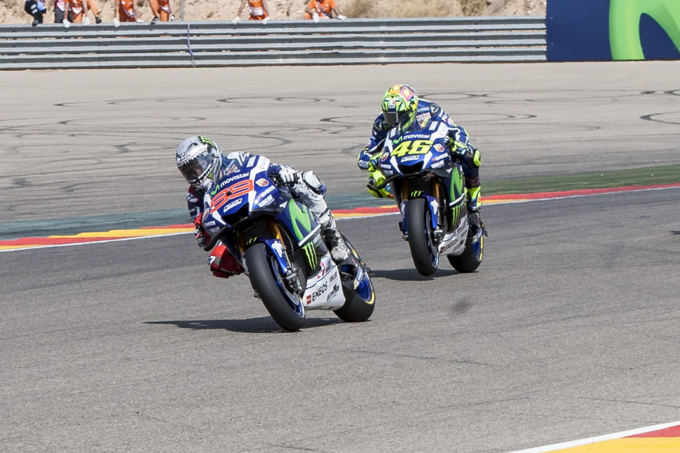 El circuito alcañizano cumplió el año pasado una década desde su primer Gran Premio de moto GP, la competición más prestigiosa del mundo del motor, en el que venció Casey Stoner. Desde entonces, Dani Pedrosa, Jorge Lorenzo y Marc Márquez se han repartido la gloria esta década, siendo este último el que más victorias acumula. Repasamos algunos los mejores momentos que nos han dejado estos once años a todo gas en Alcañiz, que este fin de semana aspira a reunir a 20.000 aficionados.