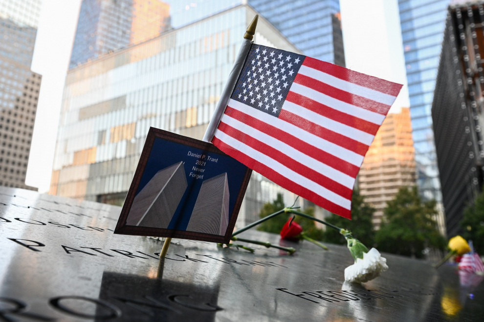 New York (Usa), 11/09/2021.- Flowers placed at the name of Frank Spinelli at the 9/11 memorial during a ceremony at Ground Zero held in commemoration of the 20th anniversary of the terrorist attacks on the World Trade Center, the Pentagon and the crash of United Airlines Flight 93 in Shanksville, PA, held in lower Manhattan, New York City, NY, USA, 11 September 2021. (Atentado, Terrorista, Estados Unidos, Nueva York) EFE/EPA/Anthony Behar / POOL
 USA 9/11 20TH ANNIVERSARY