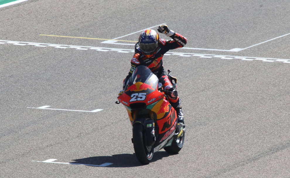 Raúl Fernandez se impone en Moto2