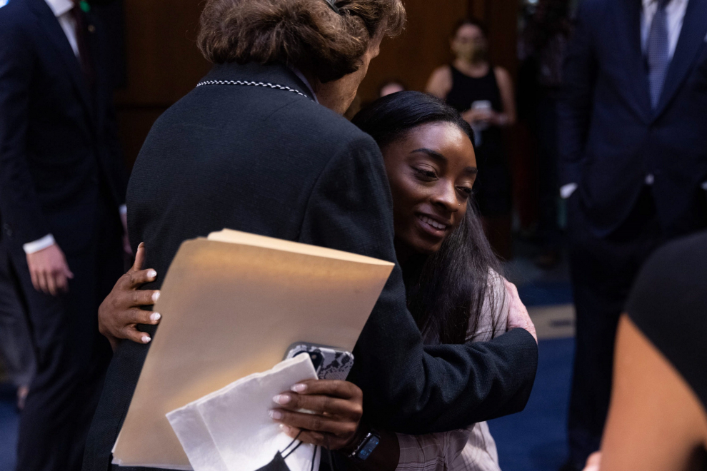 Washington (United States), 15/09/2021.- US Olympic gymnast Aly Raisman (center R) embraces Simone Biles after testifying during a Senate Judiciary hearing about the Inspector General's report on the FBI handling of the Larry Nassar investigation of sexual abuse of Olympic gymnasts, on Capitol Hill in Washington, DC, USA, 15 September 2021. (Estados Unidos) EFE/EPA/SAUL LOEB / POOL
 USA GOVERNMENT LARRY NASSAR INVESTIGATION HEARING