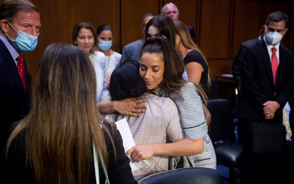 U.S. Olympic gymnasts Simone Biles, McKayla Maroney, Aly Raisman and Maggie Nichols arrive to testify during a Senate Judiciary hearing about the Inspector Generals report on the FBI handling of the Larry Nassar investigation of sexual abuse of Olympic gymnasts, on Capitol Hill, in Washington, D.C., U.S., September 15, 2021. Graeme Jennings/Pool via REUTERS[[[REUTERS VOCENTO]]] GYMNASTICS-USA/NASSAR