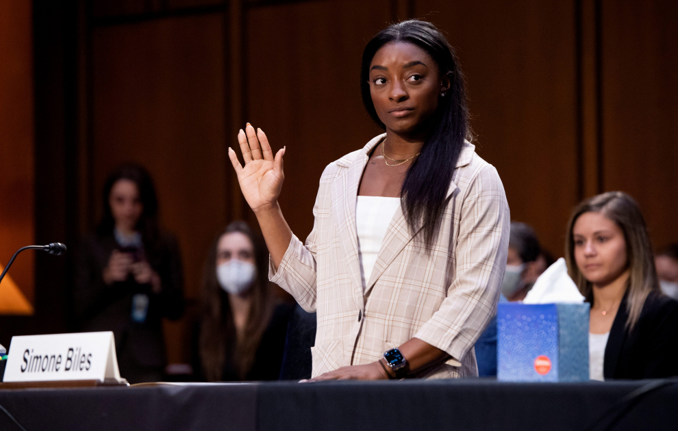 U.S. Olympic gymnast Simone Biles embraces gymnast Kaylee Lorincz after testifying during a Senate Judiciary hearing about the Inspector Generals report on the FBI handling of the Larry Nassar investigation of sexual abuse of Olympic gymnasts, on Capitol Hill, in Washington, D.C., U.S., September 15, 2021. Saul Loeb/Pool via REUTERS[[[REUTERS VOCENTO]]] GYMNASTICS-USA/NASSAR