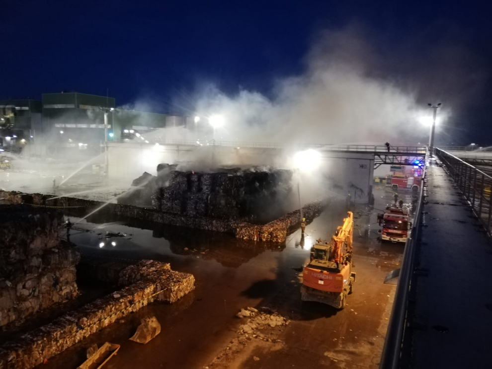 Aparatoso incendio en la planta de Saica de El Burgo de Ebro