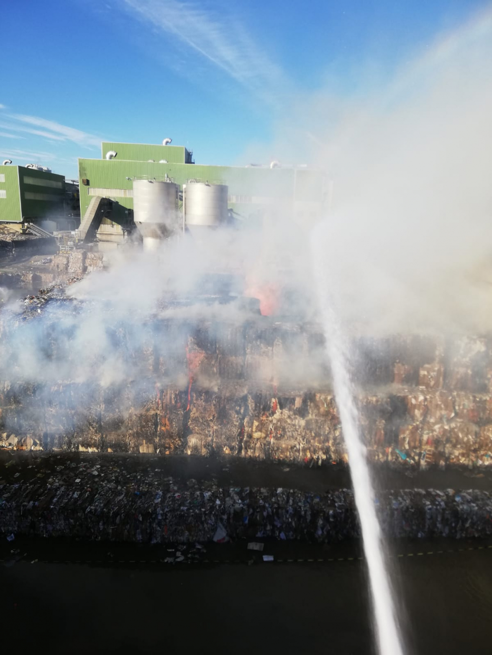Aparatoso incendio en la planta de Saica de El Burgo de Ebro