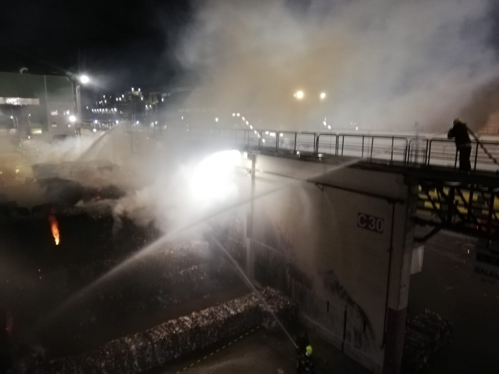 Aparatoso incendio en la planta de Saica de El Burgo de Ebro