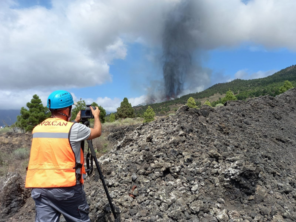 Técnico de Involcan durante la erupción del volcán en La Palma.