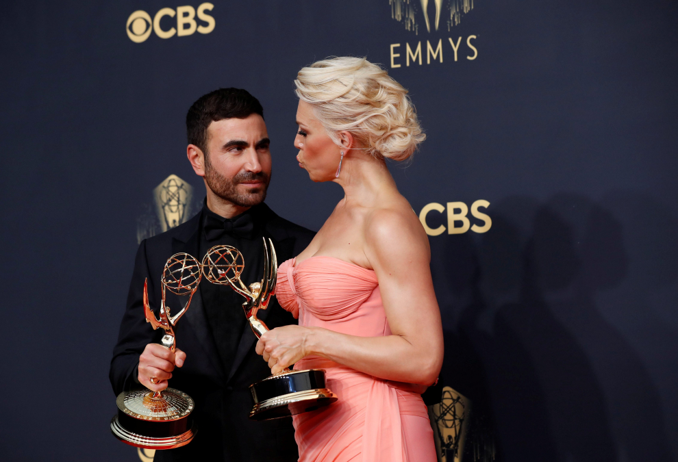Brett Goldstein y Hannah Waddingham, ganadores del Emmy como actores de reparto por 'Ted Lasso'.